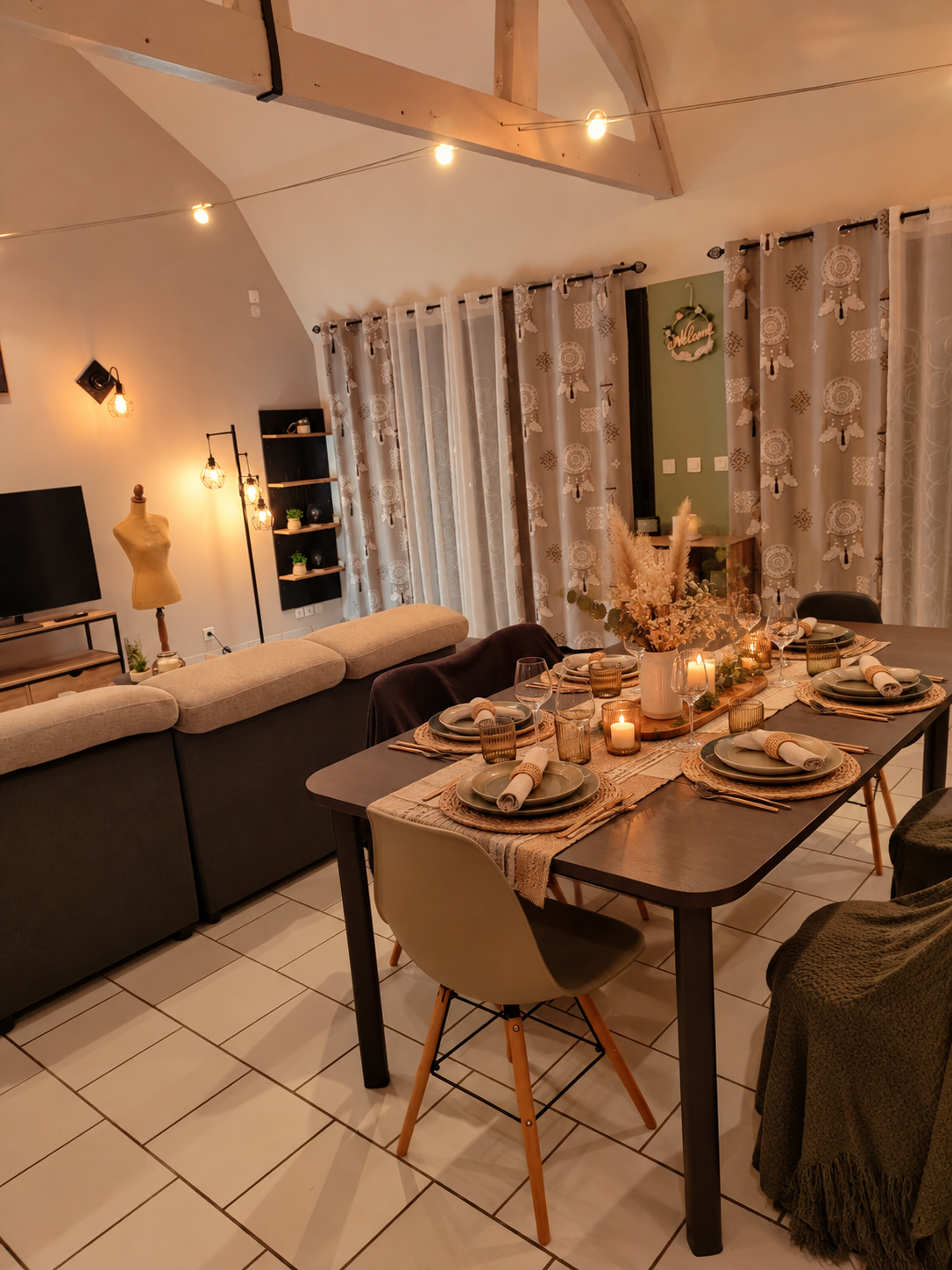 Ambiance de la salle à manger, table dressée et éclairage doux